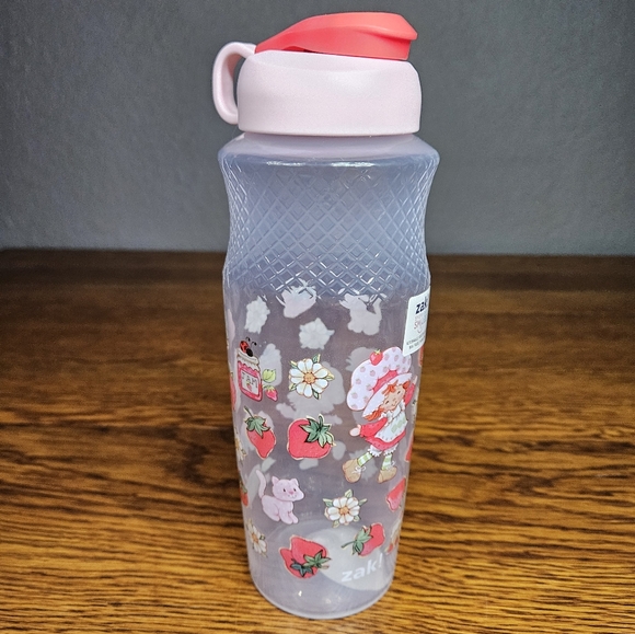 Zak! Strawberry Shortcake Water Bottle - Picture 3 of 8